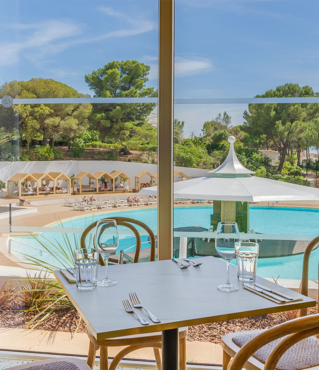 Das Restaurant Luigi im All-Inclusive-Hotel an der Algarve hat einen Tisch mit Blick auf den Pool