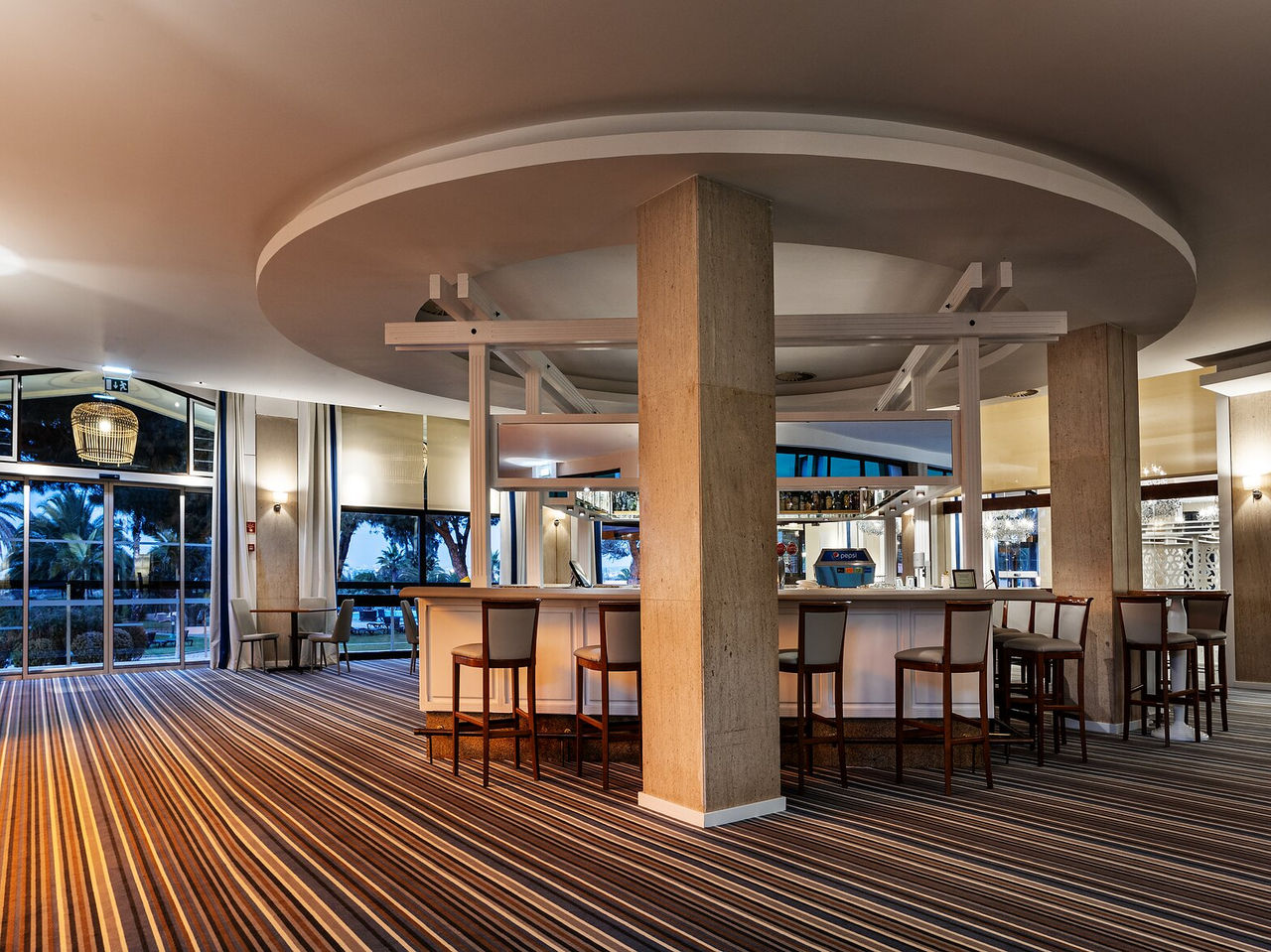 Die Bar do Príncipe im 4-Sterne-Hotel im Algarve hat einen großen Raum mit Stühlen und einer Theke für Getränke
