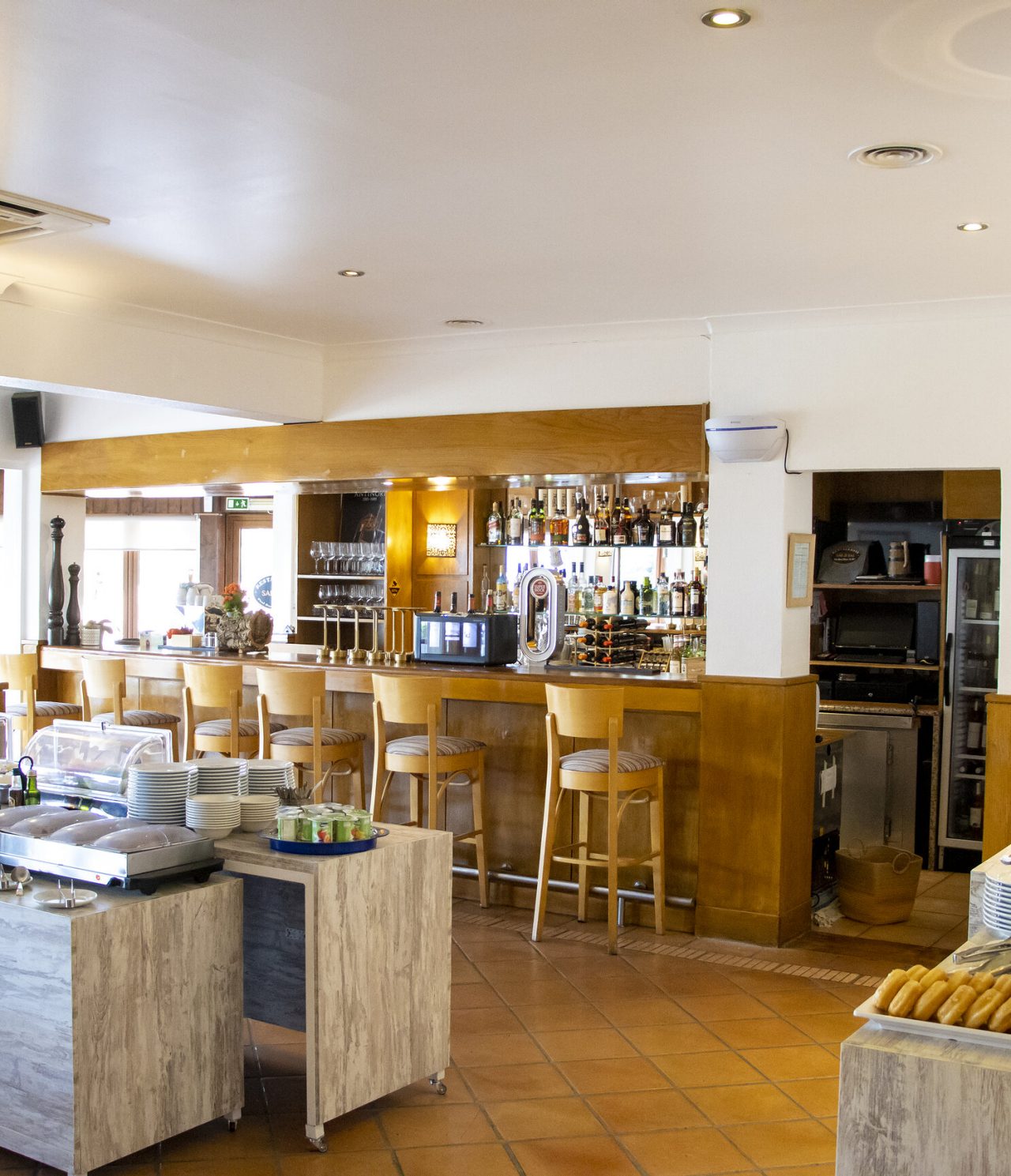 Das Restaurant Sal & Tal im 4-Sterne-Hotel in Carvoeiro, Algarve, hat ein Buffet und eine Bar