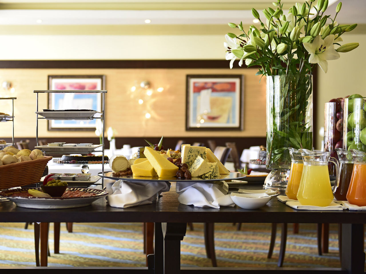 Das Restaurant Valhalla im 4-Sterne-Hotel in Alvor hat eine Vielzahl an Speisen, darunter Wurst, Brot, Eier und Säfte