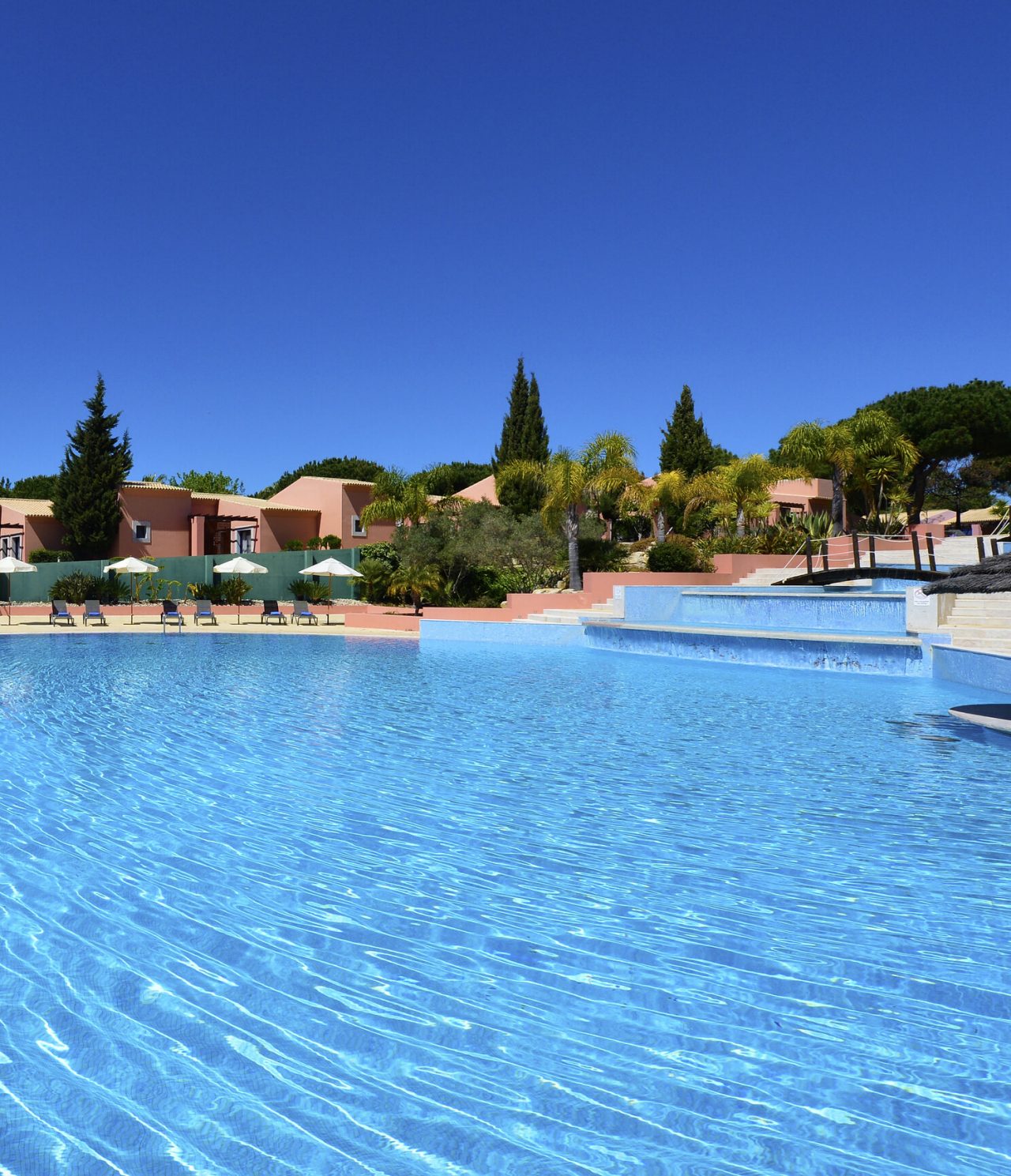 Die Poolbar im 5-Sterne-Hotel in Vilamoura liegt neben dem Pool mit mehreren Liegen