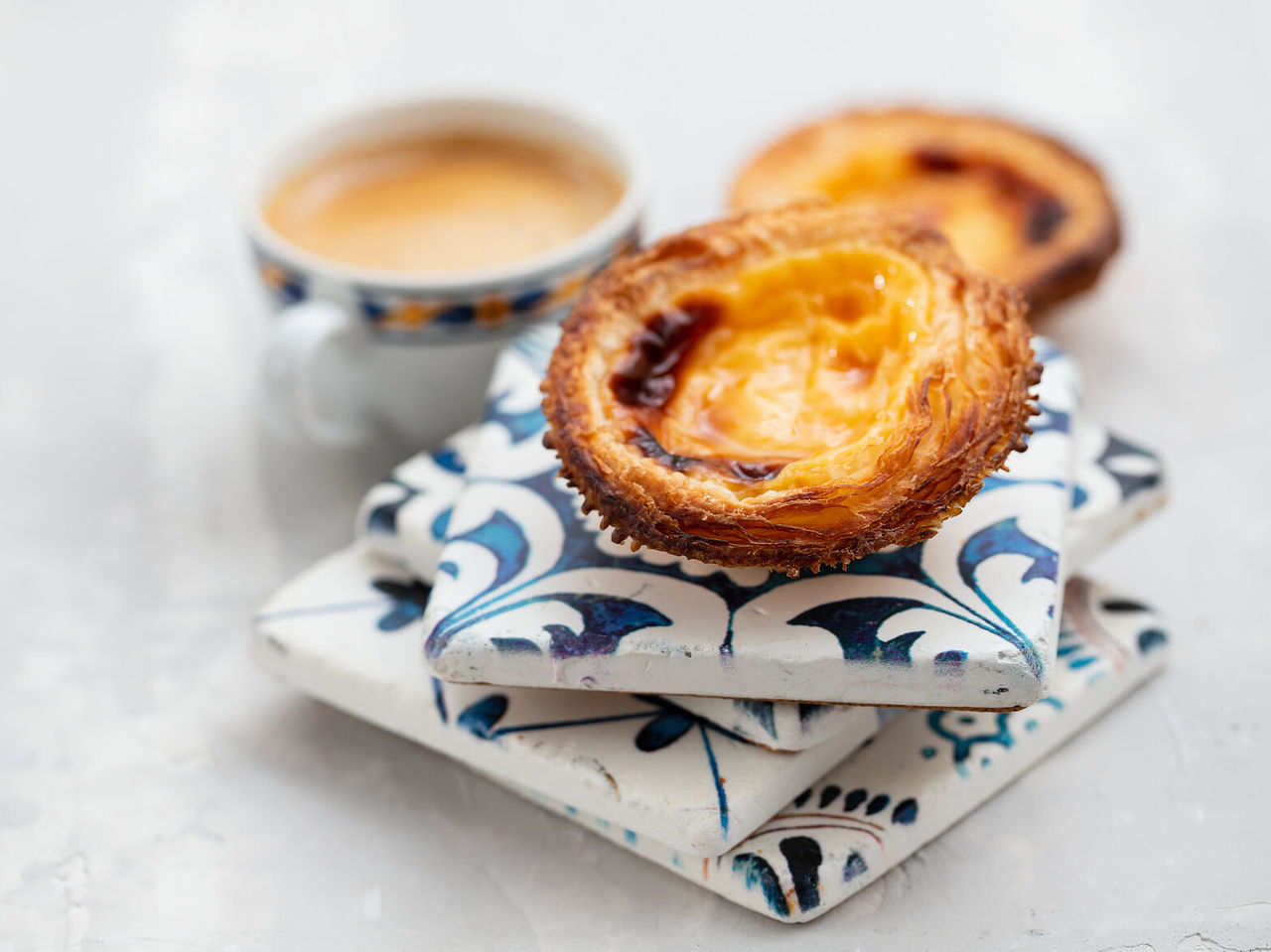 Der berühmte Pastel de Nata, eine typische portugiesische Köstlichkeit, genossen mit einem Espresso oder "Bica"