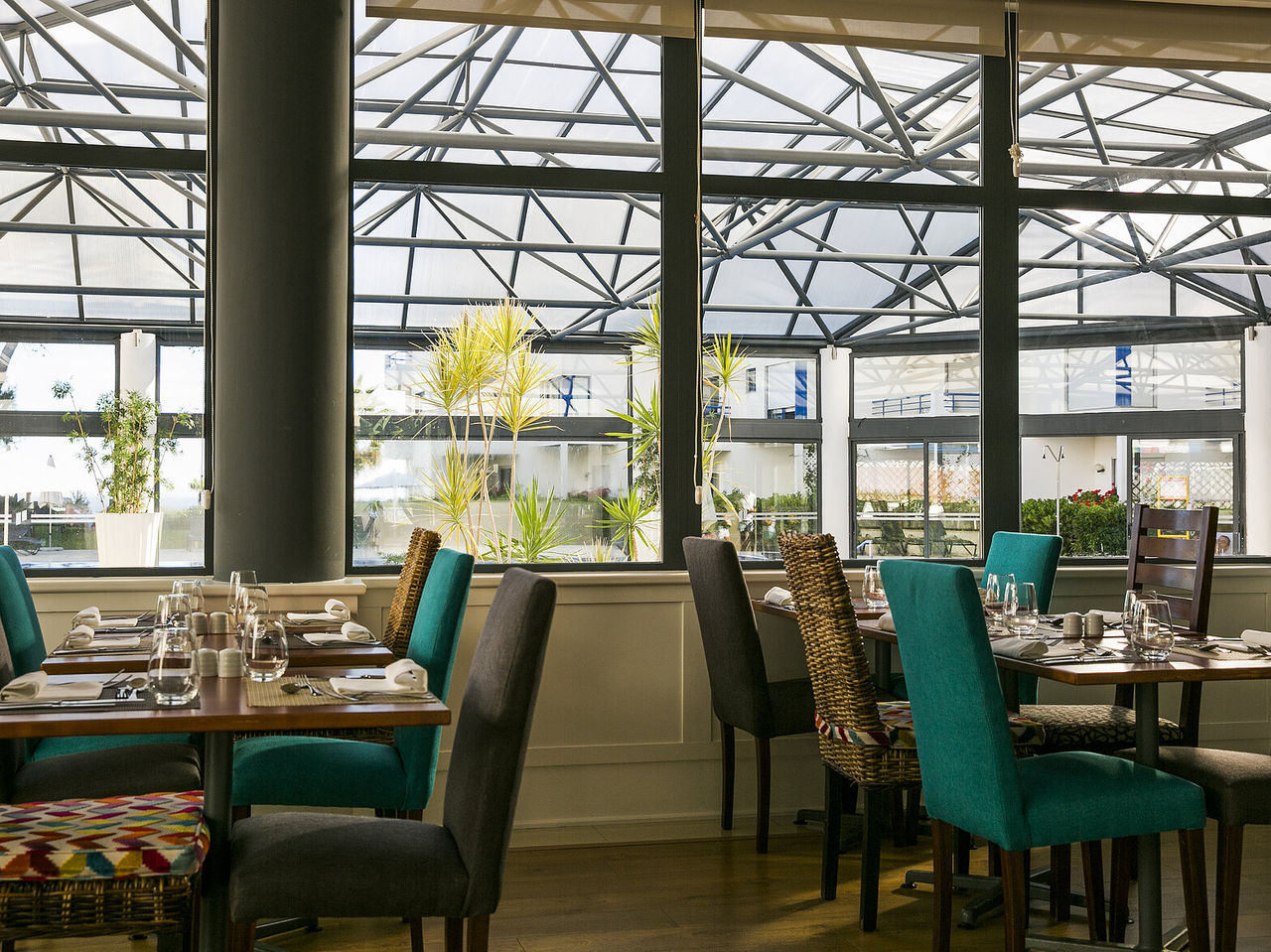 Das Restaurant Oceano im 4-Sterne-Hotel in Cascais hat einen Raum, wo Sie ein komplettes Essen genießen können