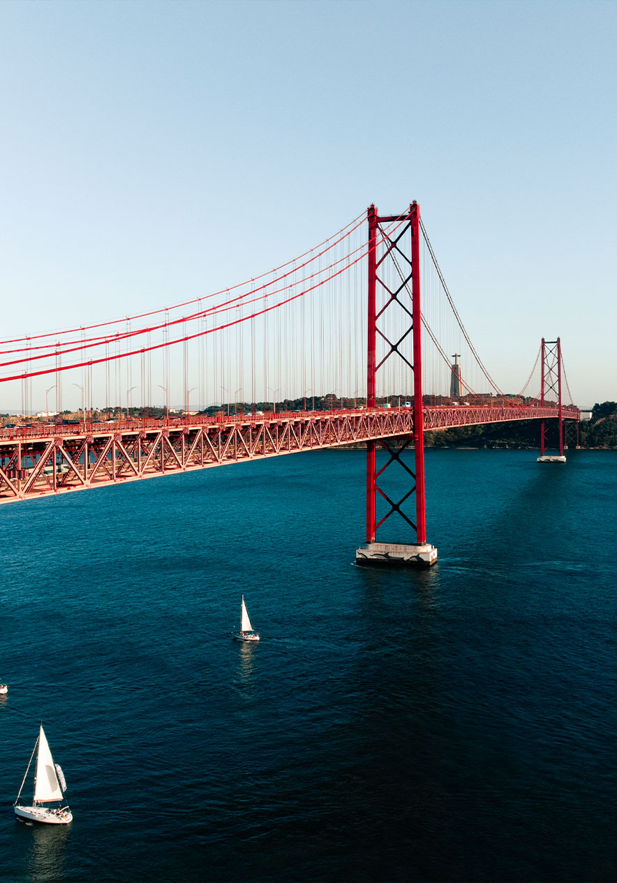 Besuchen Sie die 25 de Abril-Brücke, eine ikonische Hängebrücke in der Hauptstadt