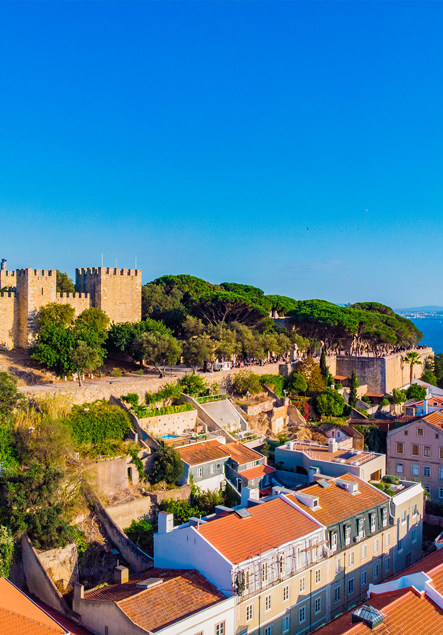 Auf einem der Hügel von Lissabon steht das Castelo de São Jorge mit atemberaubendem Blick auf die Stadt Lissabon
