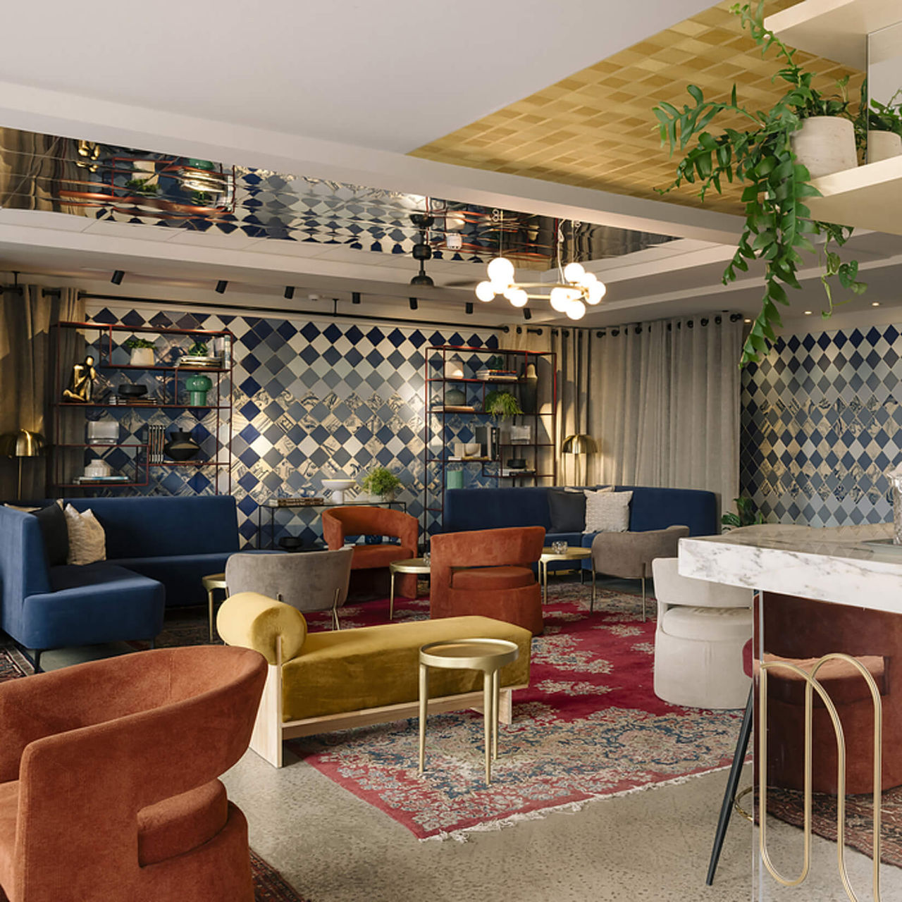 Lounge im Hotel Pestana Rua Augusta im Zentrum von Lissabon, mit mehreren Tischen, bunten Sofas und moderner Dekoration