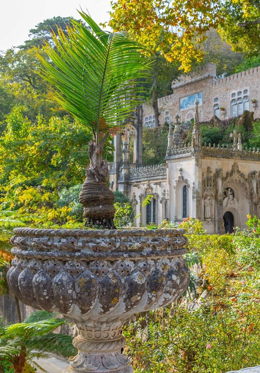 Quinta da Regaleira in Sintra, die mit gotischen und romantischen Elementen verziert ist, umgeben