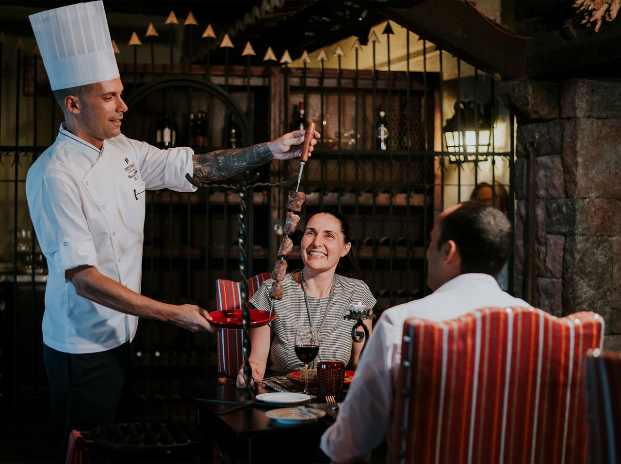 Das Restaurant Taverna Grill im 5-Sterne-Hotel auf Madeira hat einen Koch, der typisches Fleischspießgericht serviert