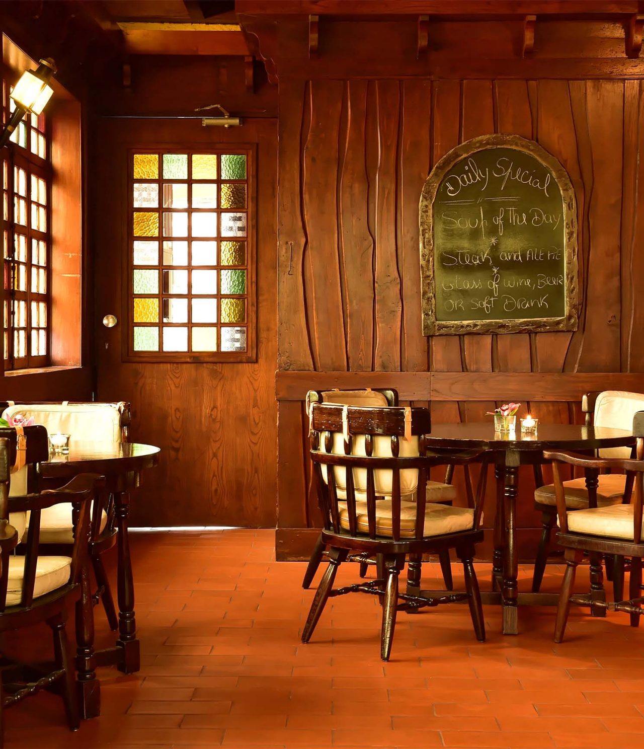 Die Bar The Pub im 5-Sterne-Hotel auf Madeira hat einen Bereich mit Stühlen und Tischen, der wie ein Pub aussieht