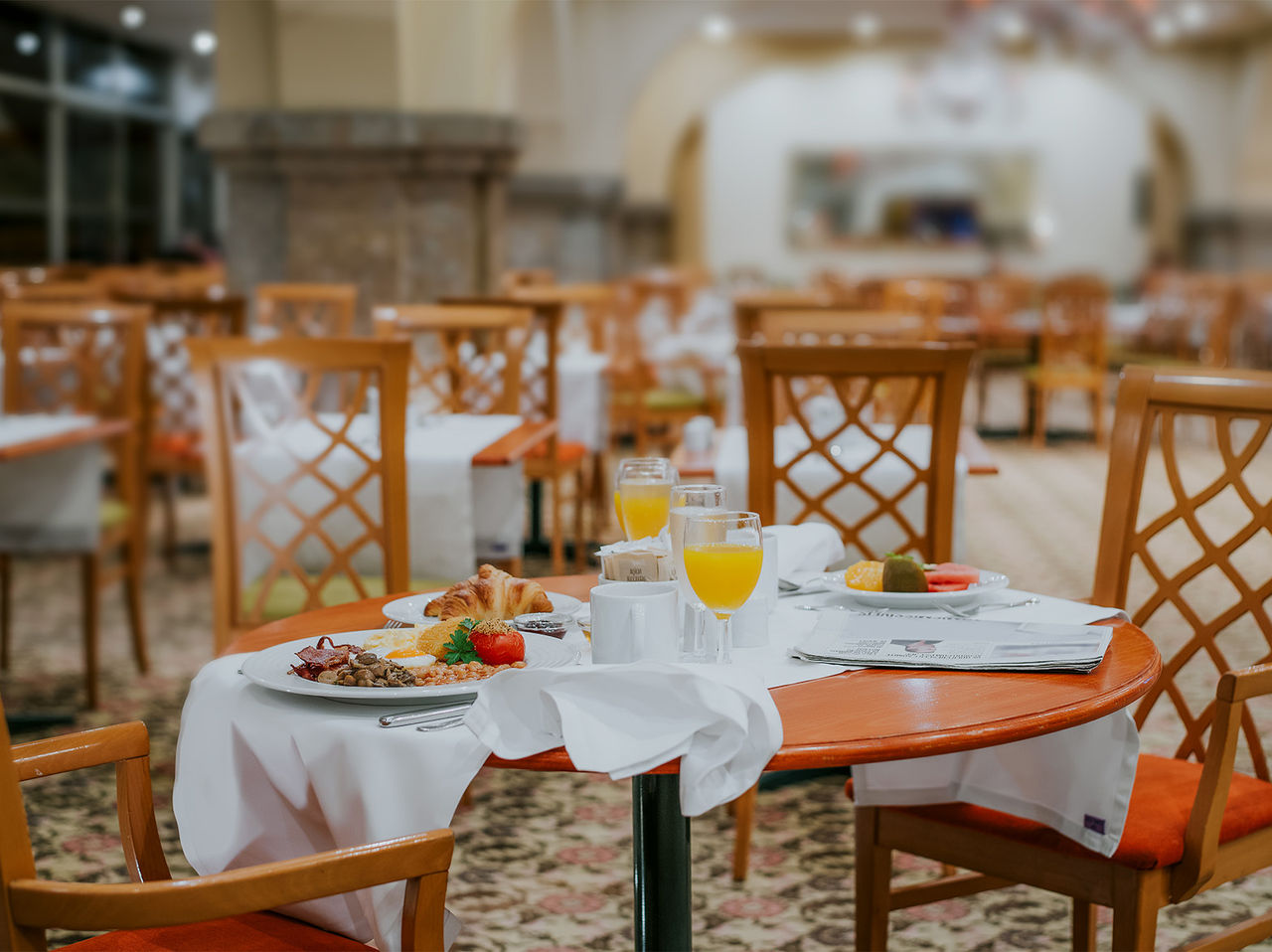 Das Restaurant Arcos im 5-Sterne-Hotel auf Madeira bietet ein Frühstück mit Croissants, Eiern, Bohnen und Orangensaft