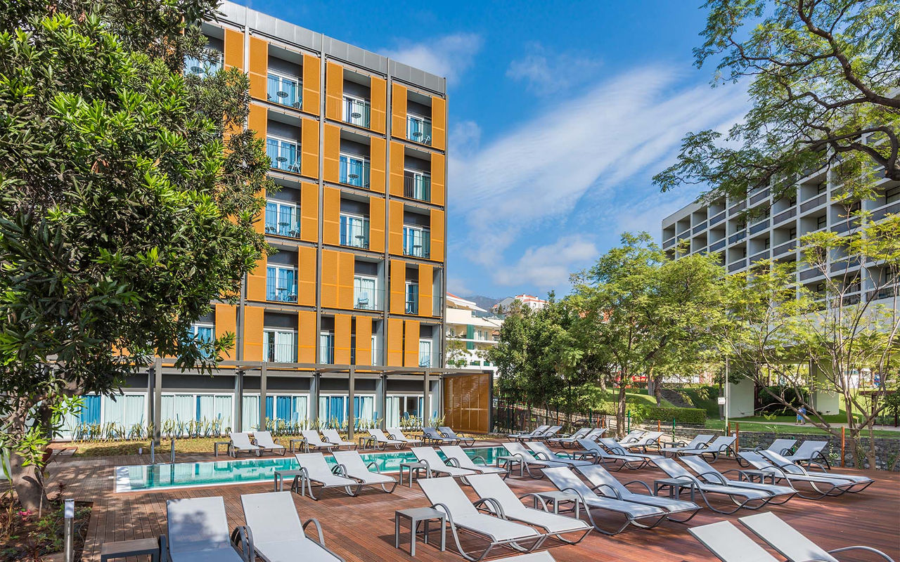 Außenansicht der Pestana Casino Studios mit Apartments im Stadtzentrum und Pool