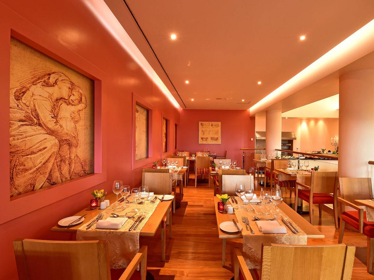 Das Restaurant Trattoria de La Fontana im 5-Sterne-Hotel in Funchal, Madeira, hat einen großen Raum mit roten Wänden