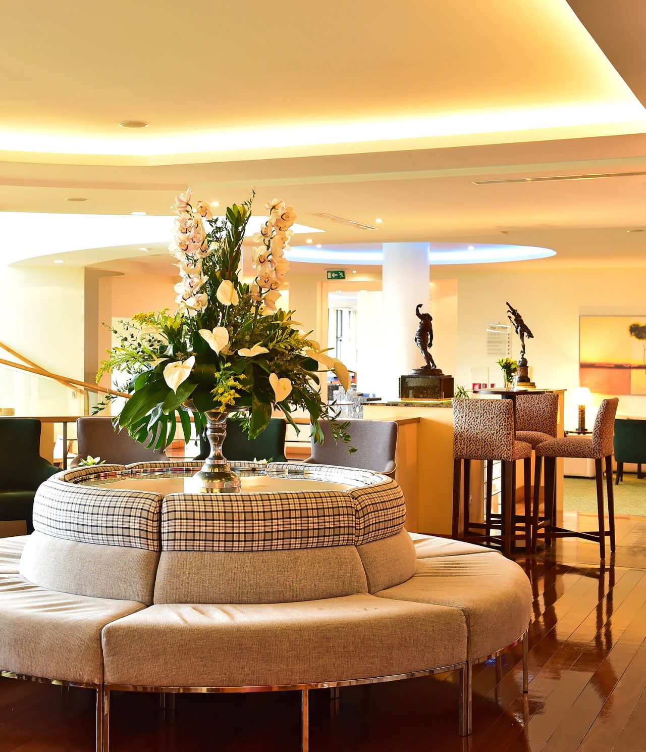 Die Coast Bar im 5-Sterne-Hotel in Funchal, Madeira, hat einen Bereich, um Cocktails zu trinken, mit Sofas und Stühlen