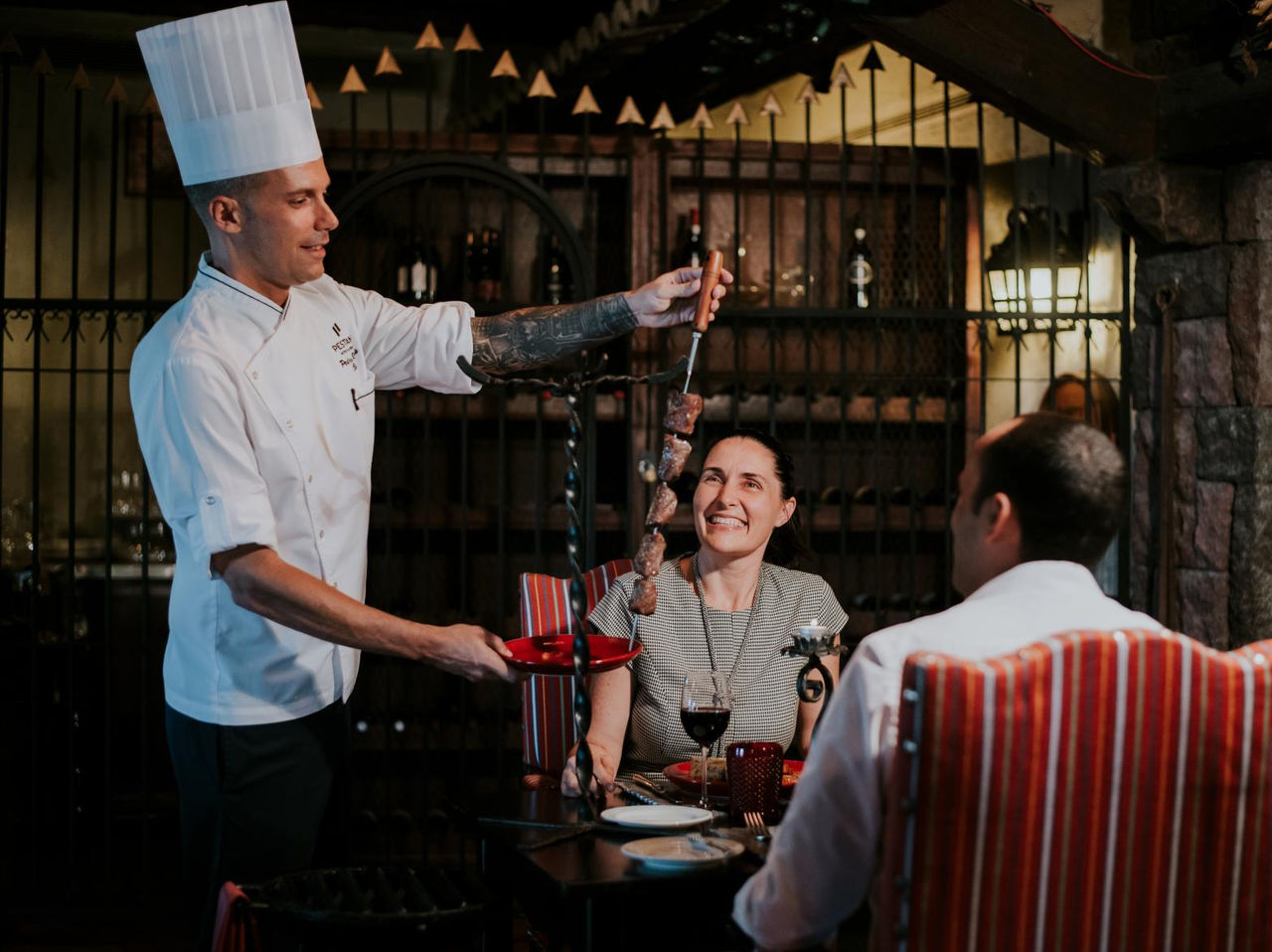 Das Restaurant Taverna Grill im Hotel im Zentrum von Funchal, Madeira, hat einen Koch, der Fleischspieße serviert