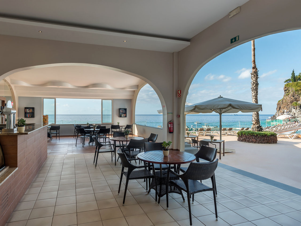 Die Bar Atlântico im Hotel im Zentrum von Funchal, Madeira, hat eine Innen- und Außenterrasse mit Meerblick