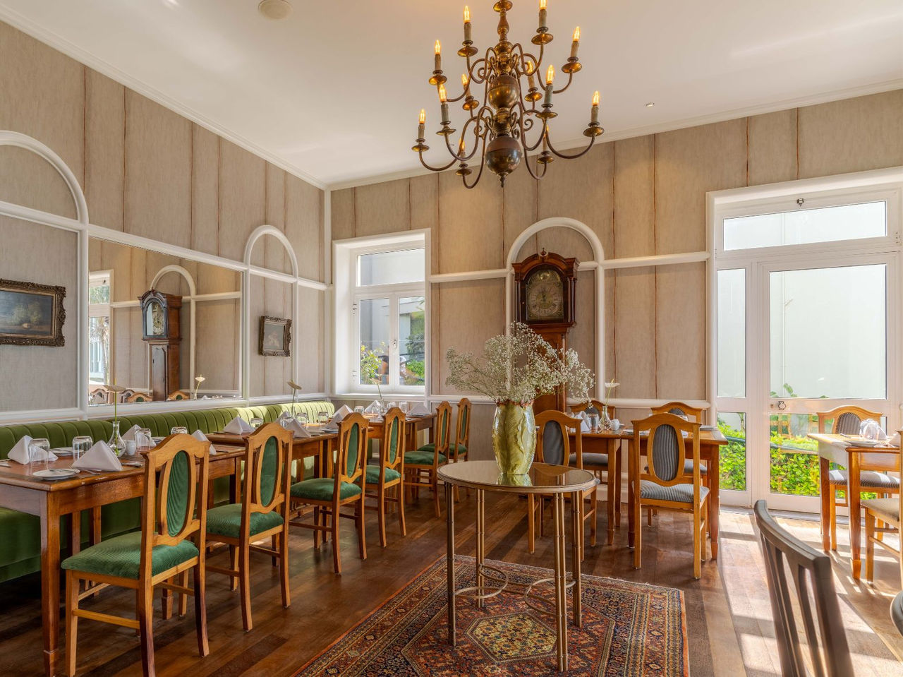 Das Restaurant Vila Lido im Hotel mit Zugang zum Meer in Funchal hat gestreifte Tapete, Fenster und antike Stühle