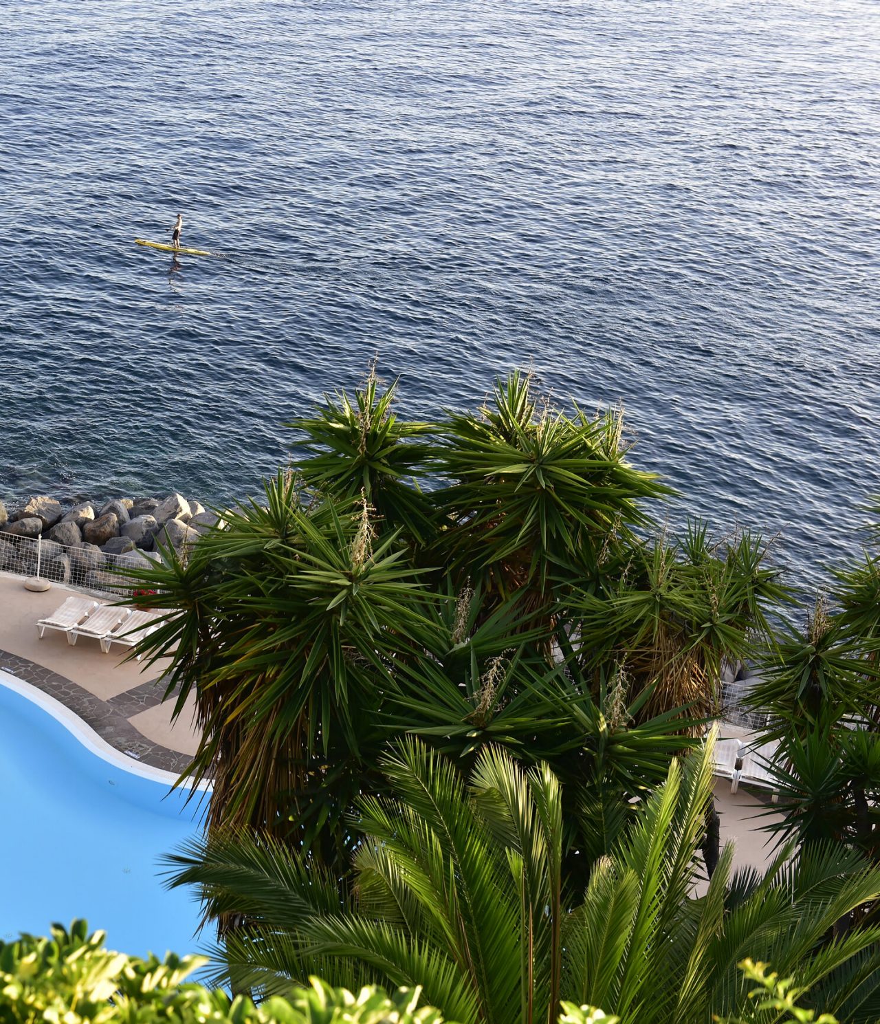 Die Poolbar im Hotel mit Zugang zum Meer in Funchal hat einen Pool mit Blick auf das Meer
