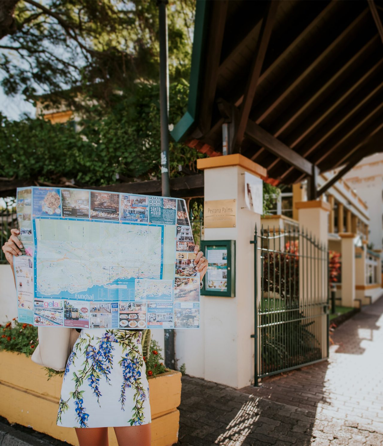 Die Bar Vila Lido im Hotel mit Zugang zum Meer in Funchal hat einen Eingang mit einem Tor und einem Dach