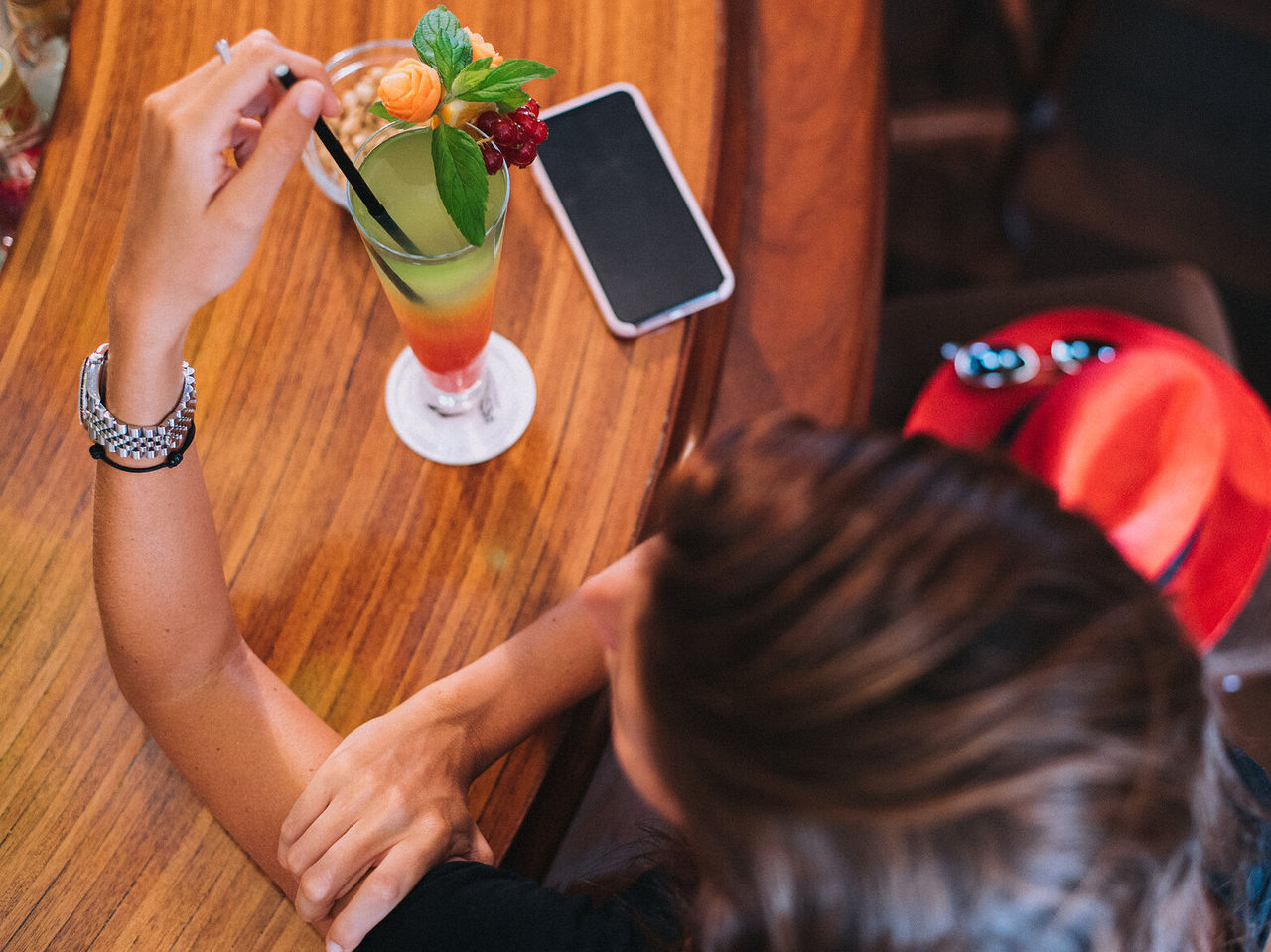 Die Bar Vila Lido im Hotel mit Zugang zum Meer in Funchal hat einen bunten Cocktail, dekoriert mit Obst und Minze