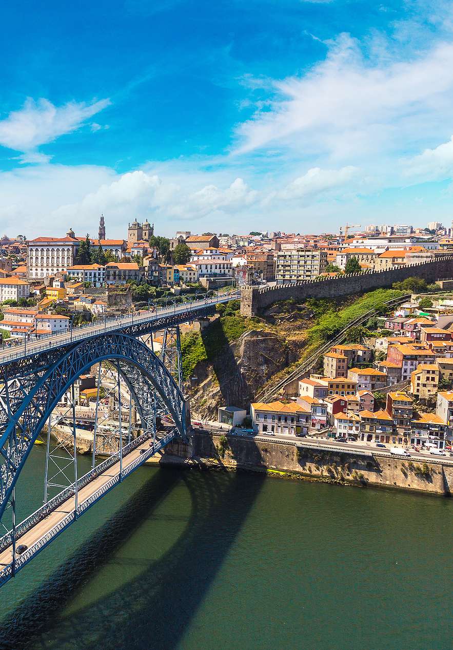 Brücke D Luís I in Porto, eine ikonische Brücke, die den Douro-Fluss überquert und Porto mit Gaia verbindet