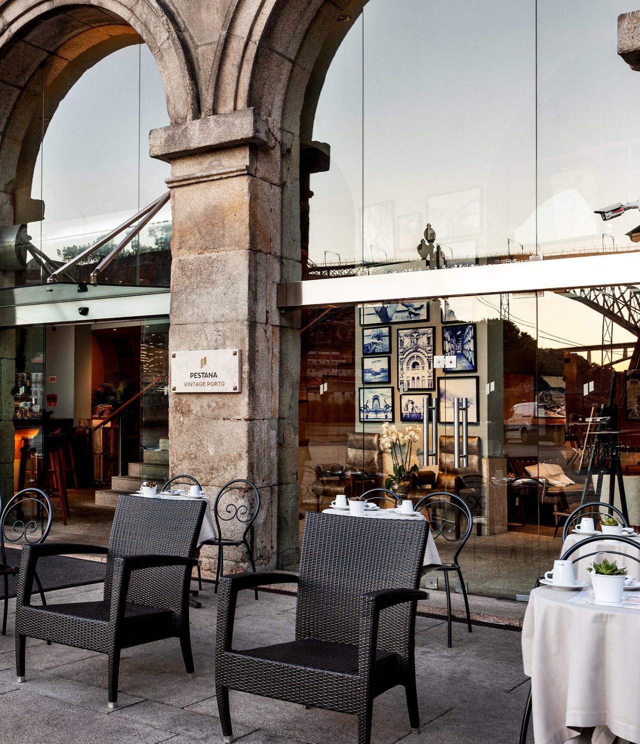Die Bar Heritage im 5-Sterne-Hotel im Zentrum von Porto hat eine Terrasse mit schwarzen Stühlen und Tischen