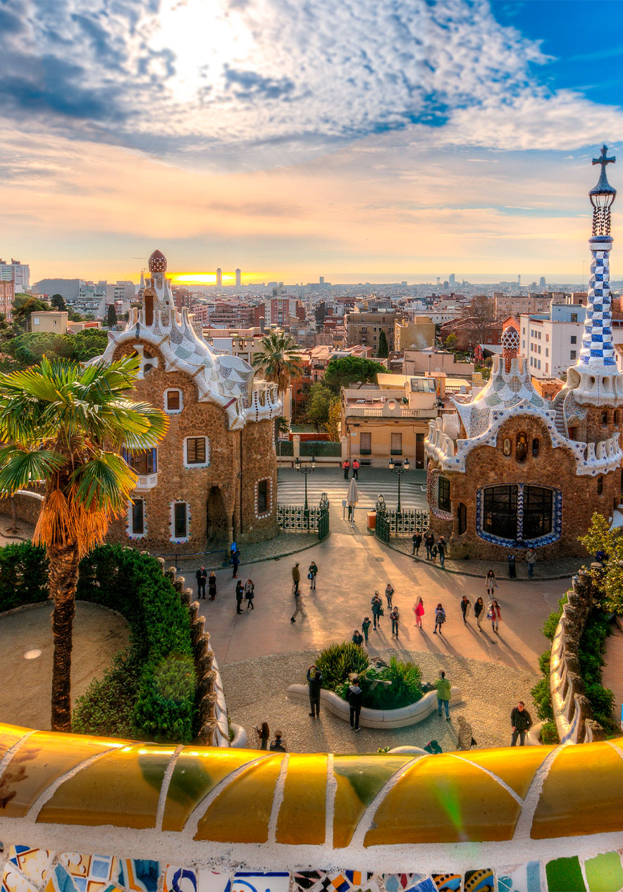 Der Park Güell in Barcelona ist ein farbenfroher und einzigartiger Park mit lebhaften Mosaiken und wellenförmiger Architektur