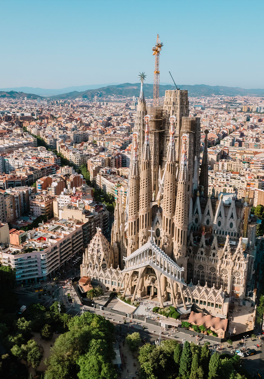 Die Sagrada Família in Barcelona ist eine imposante Basilika mit hohen Türmen und detaillierter Architektur