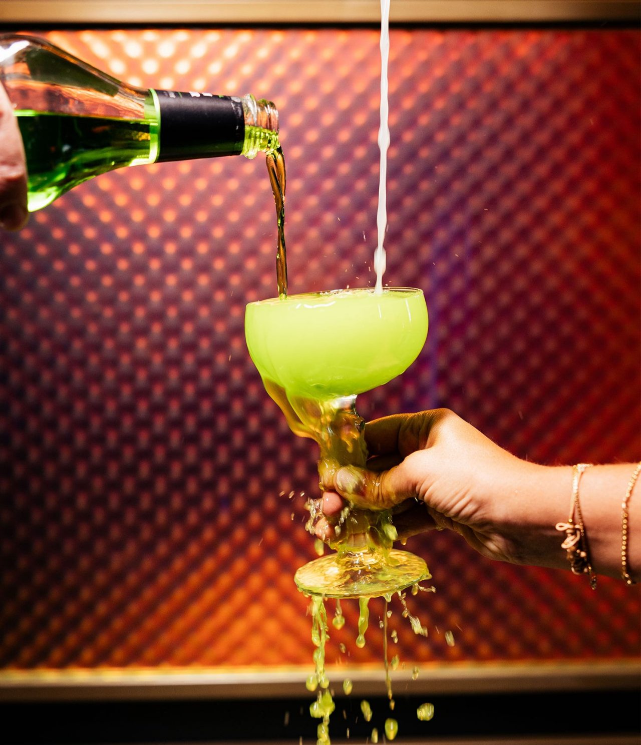 Das Restaurant Inverse CR7 im Hotel im Zentrum von Madrid, Spanien, bietet einen Cocktail mit grünem Boden an.