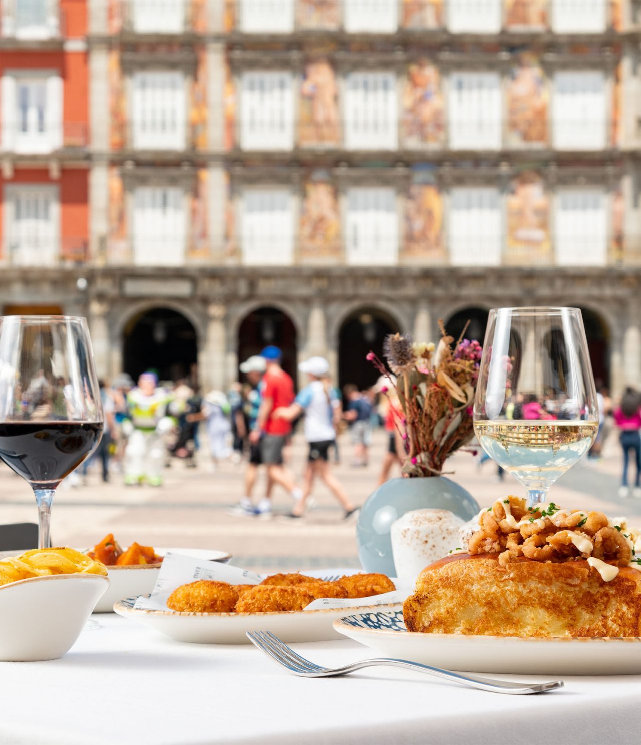 Das Restaurant Café de La Plaza im Zentrum von Madrid serviert Essen auf der Terrasse, im Zentrum von Plaza Mayor