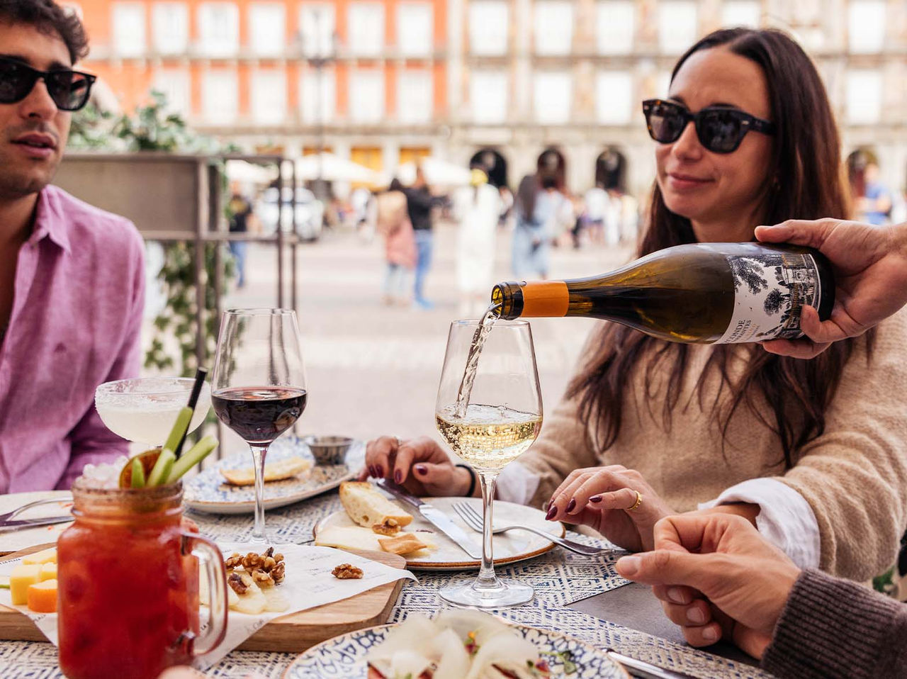 Das Restaurant Café de La Plaza im historischen Zentrum von Madrid serviert Tapas mit Weißwein