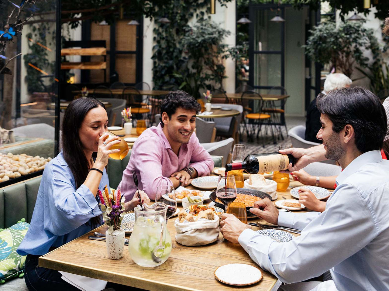 Im Restaurant Café de La Plaza im historischen Zentrum von Madrid können Sie Tapas und Wein genießen