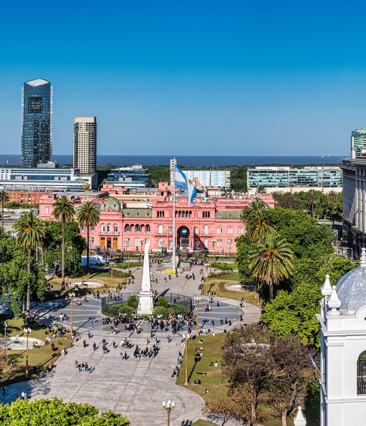 Luftaufnahme der Plaza de Mayo, mit dem Sitz der argentinischen Regierung und dem Cabildo, mit Menschen, die spazieren gehen