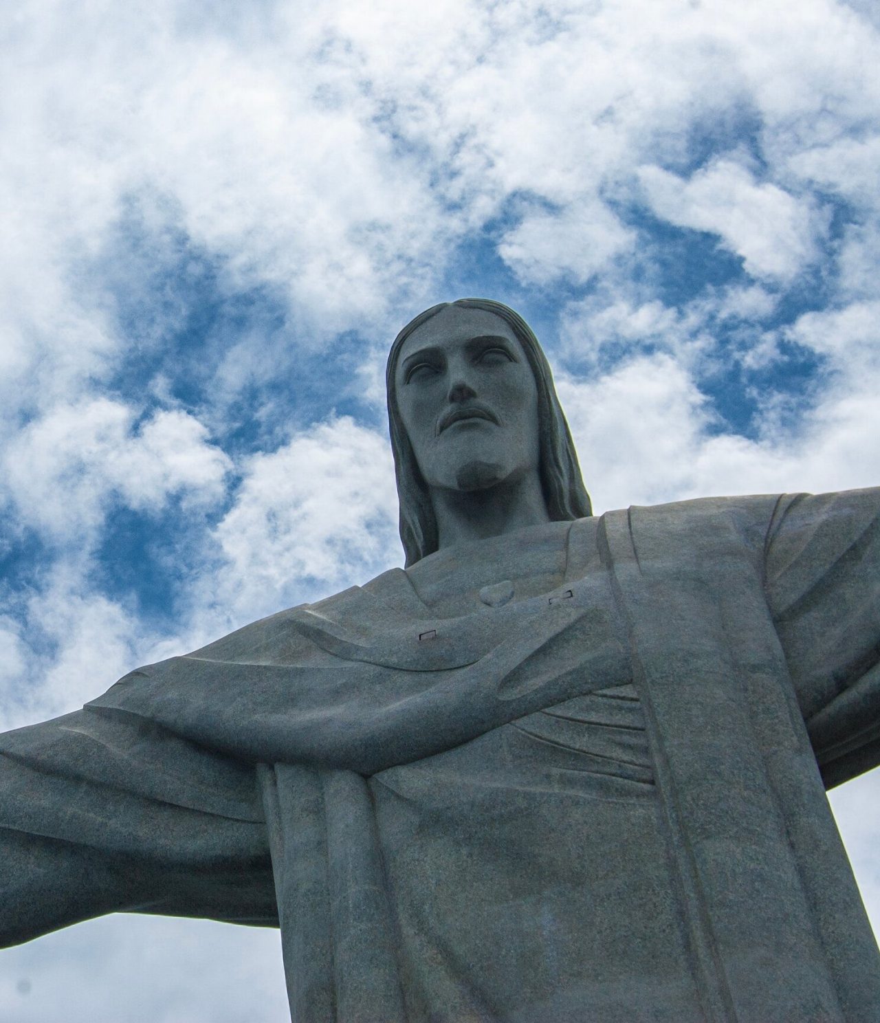 Blick auf die steinerne Statue des Christus-Erlösers in Rio de Janeiro, mit offenen Armen