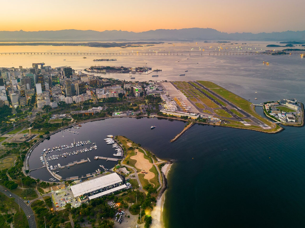 Luftaufnahme der Guanabara-Bucht und des Flughafens Santos Dumont in Rio de Janeiro
