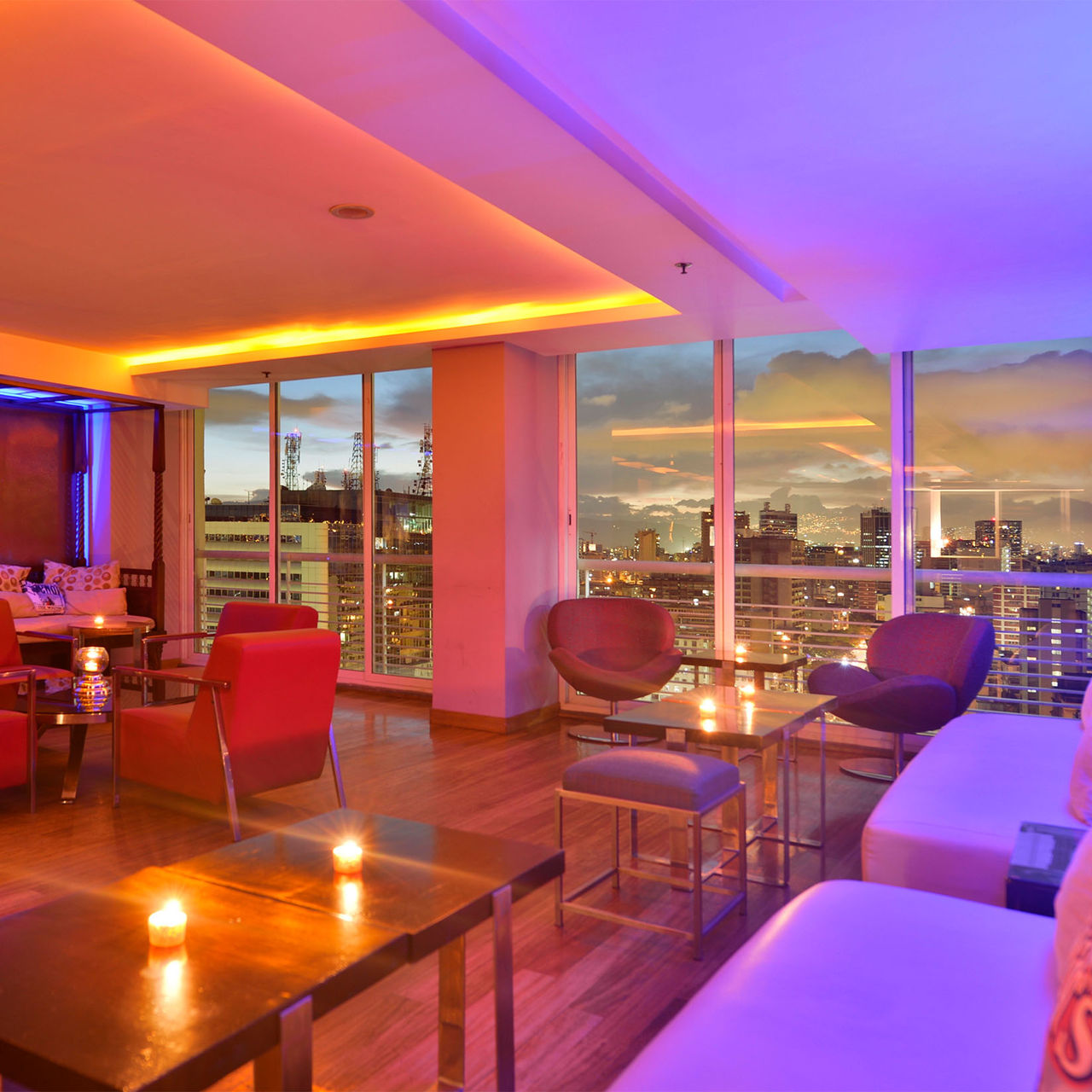 Bar des Pestana Caracas mit Panoramablick auf die Stadt bei Sonnenuntergang, modern eingerichtet