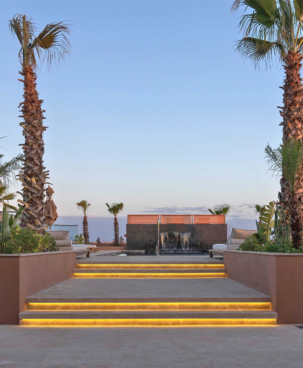 Außenpool auf dem Dach des Pestana CR7 Marrakesch, ein Hotel in Marokko der Marke Pestana CR7 Lifestyle Hotels