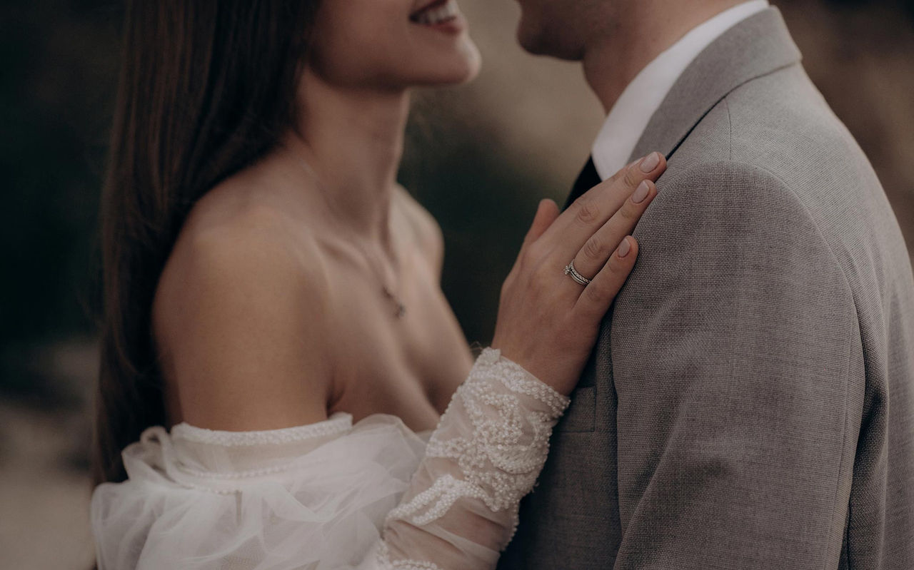 Lächelndes Paar feiert ihre Hochzeit im Pestana Hotel Group, in einem besonderen Raum mit personalisierter Dekoration