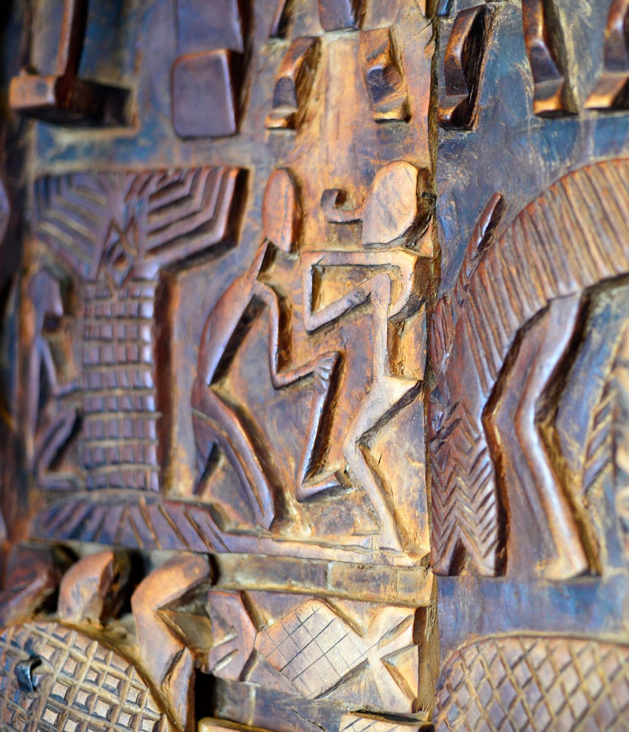 The Sasseka Bar, at the 4-Star Hotel in Maputo, features a traditional African sculpture with animals and people