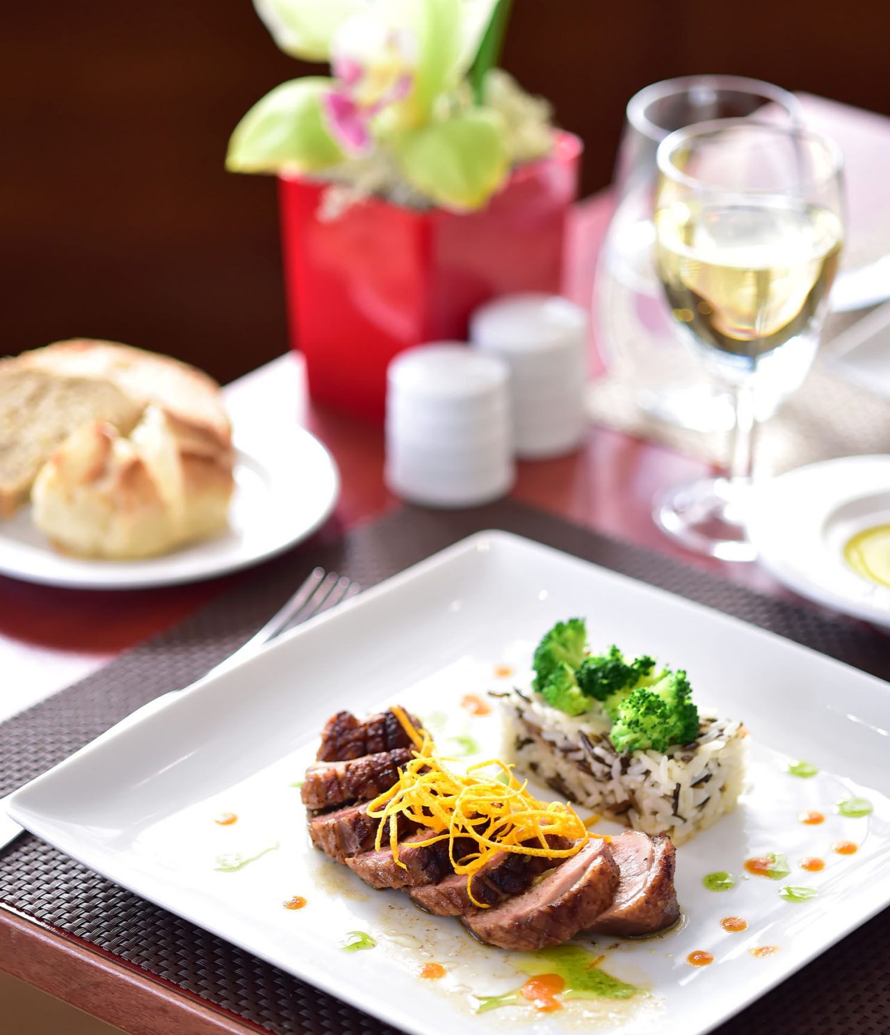 Atlântico Bar also serves dishes like duck with wild rice