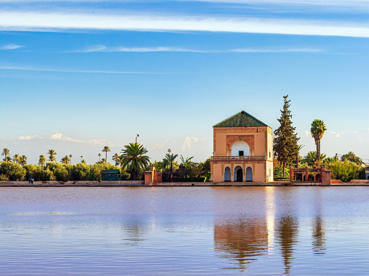 En Marrakech visita uno de los jardines, Jardines de Menara y maravíllate con el lago y el pabellón en medio de la naturaleza