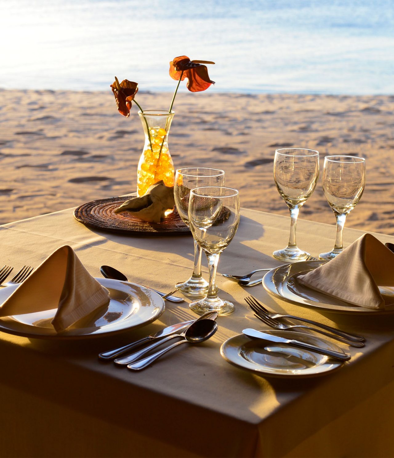 El restaurante Flamingo, del Eco Resort en la Isla de Bazaruto, tiene mesas sobre la arena de la playa con vista al mar