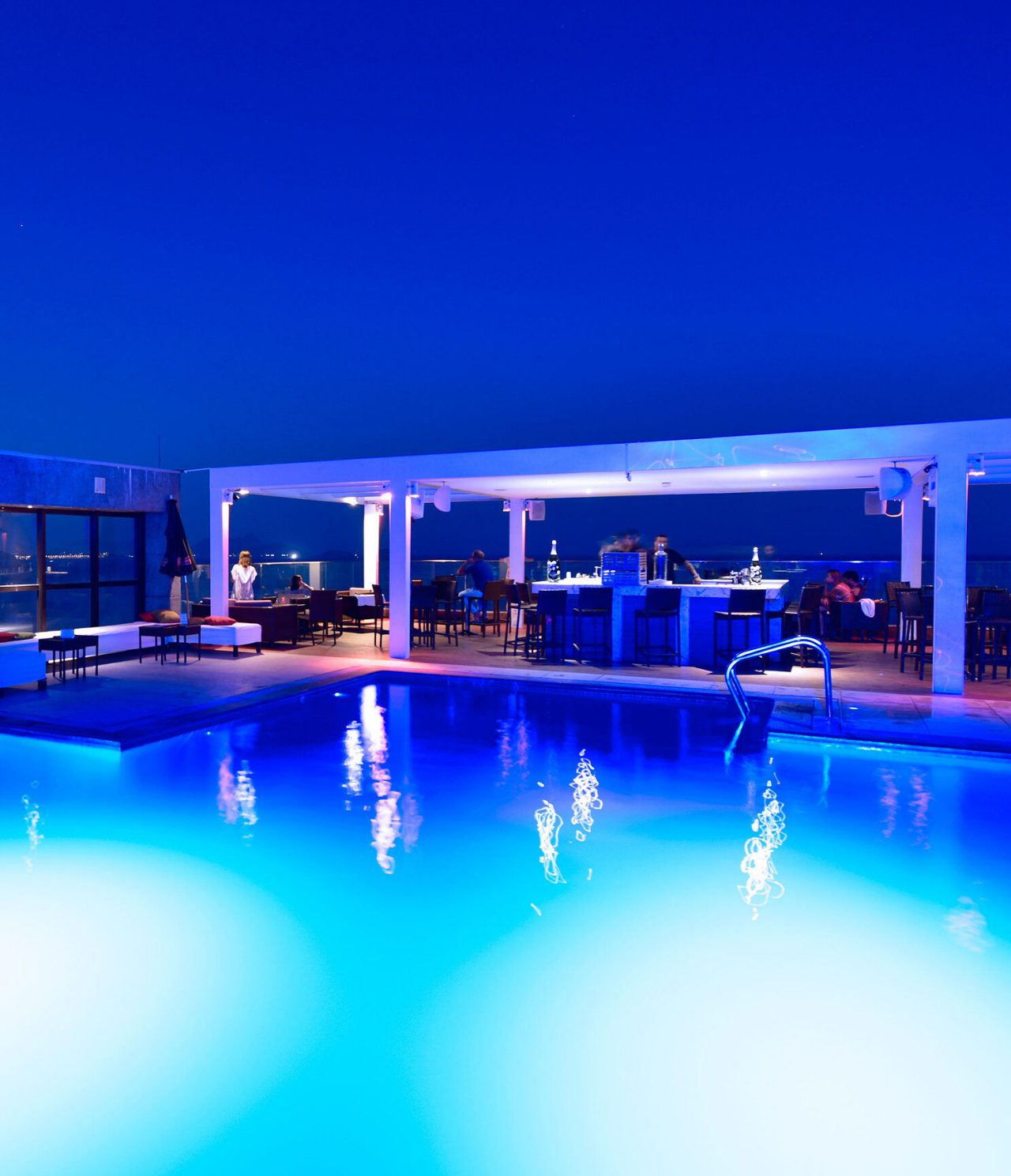 El bar Deck, del Hotel 4 Estrellas en Río de Janeiro, tiene un bar sobre la piscina, con mesas que sirven cócteles