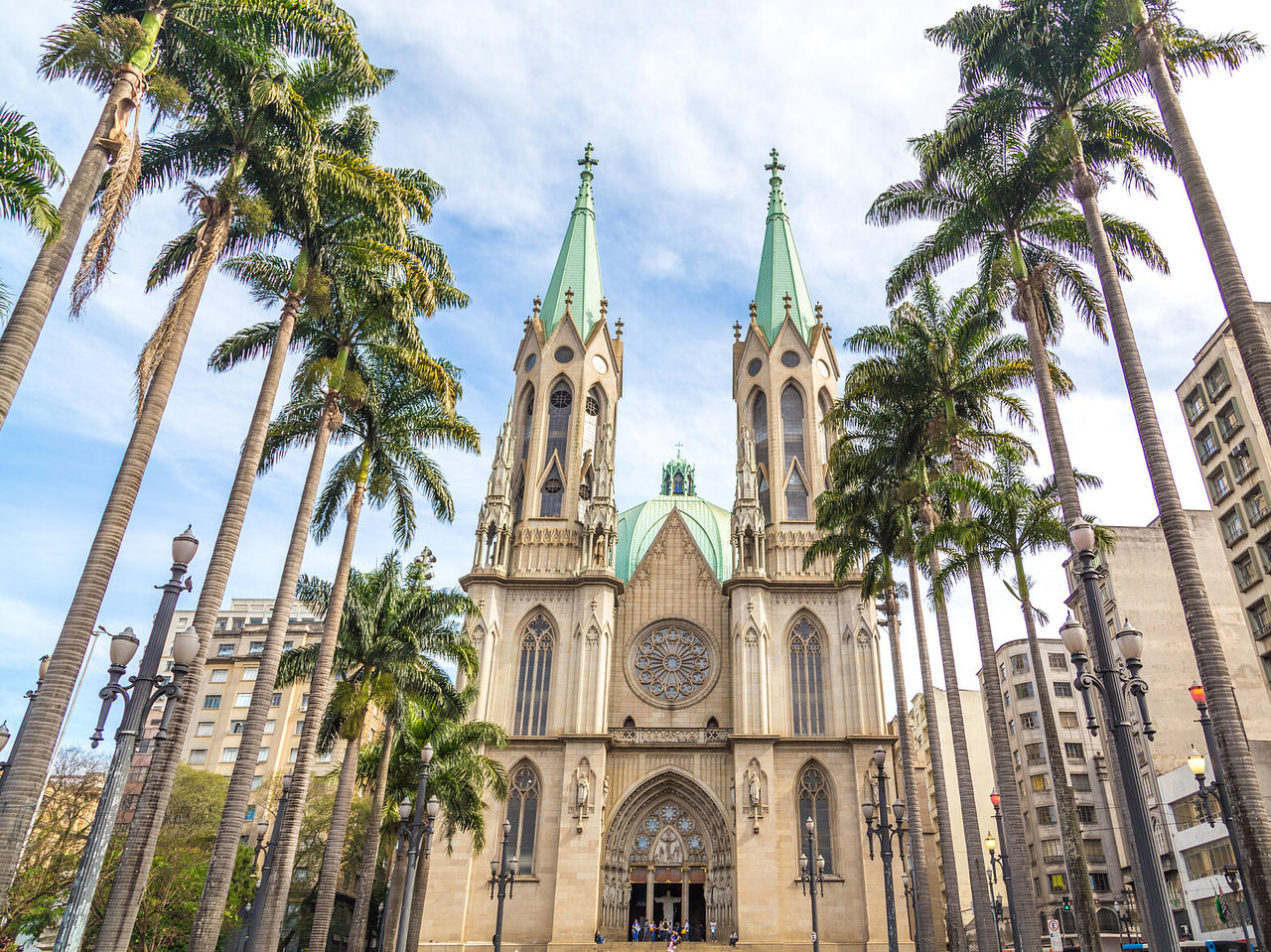 Catedral de São Paulo, con sus torres características, rodeada de palmeras