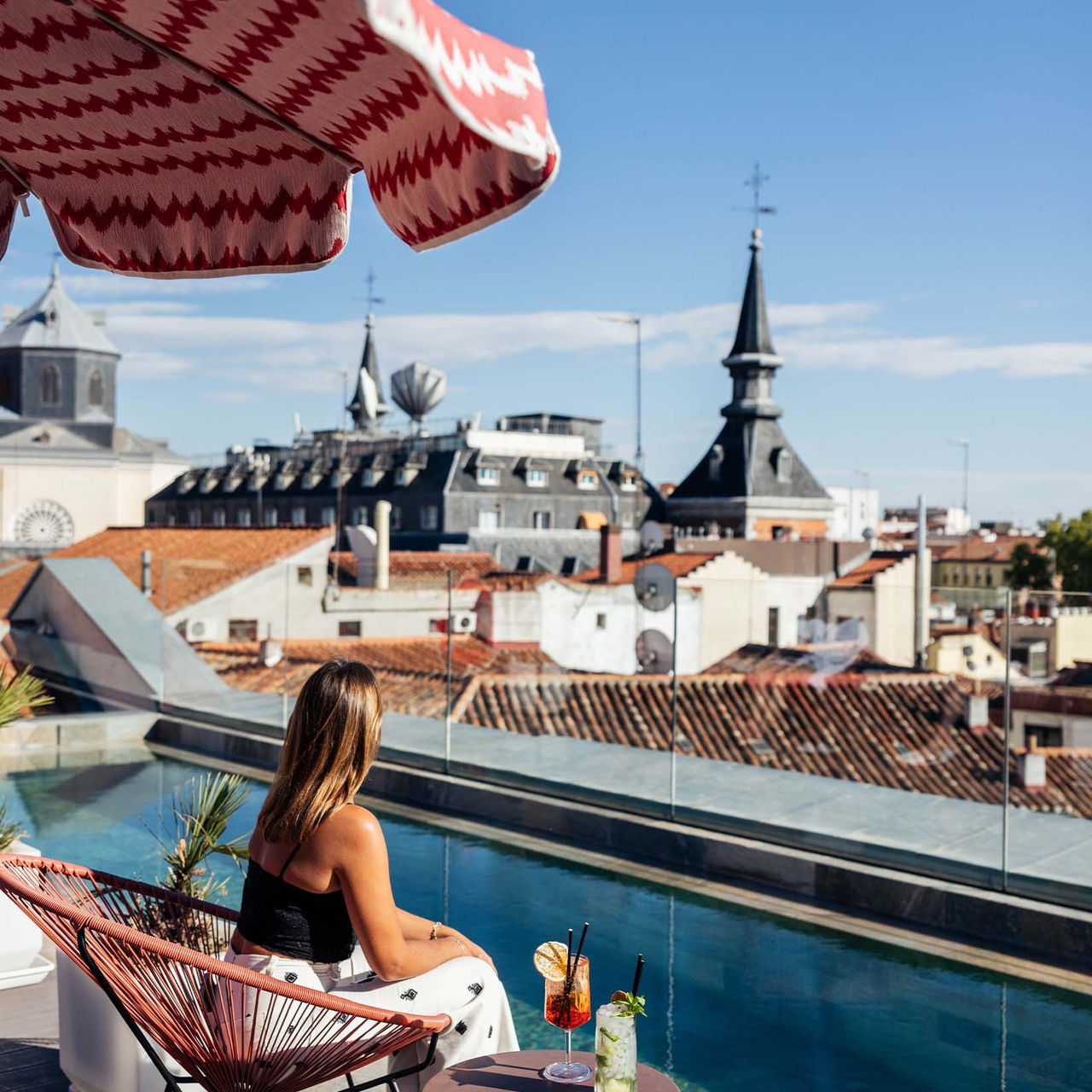 Piscina en la azotea del Plaza Mayor Madrid, Hotel en el Centro Histórico de Madrid, con vista panorámica sobre la ciudad
