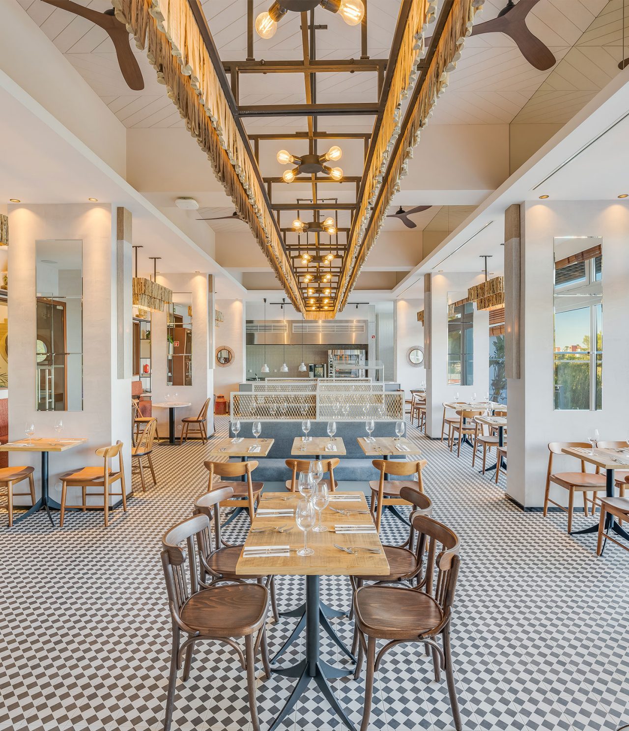 El restaurante Fuego, del Hotel Todo Incluido en el Algarve, tiene una decoración moderna con detalles de paja