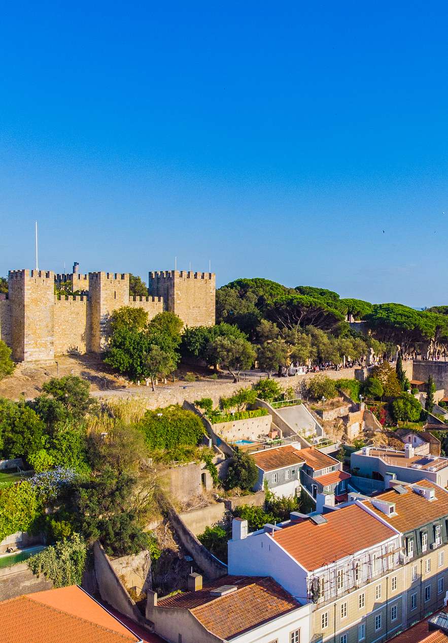 En lo alto de una colina de Lisboa, se encuentra el Castillo de San Jorge, con una vista impresionante de la ciudad