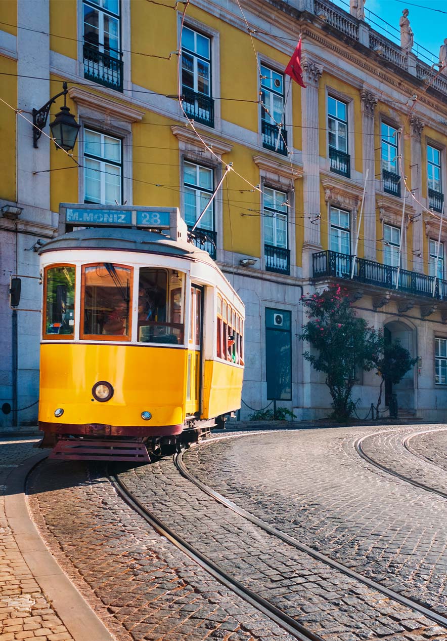 El tradicional tranvía 28 de Lisboa, recorriendo las calles históricas del centro de la ciudad
