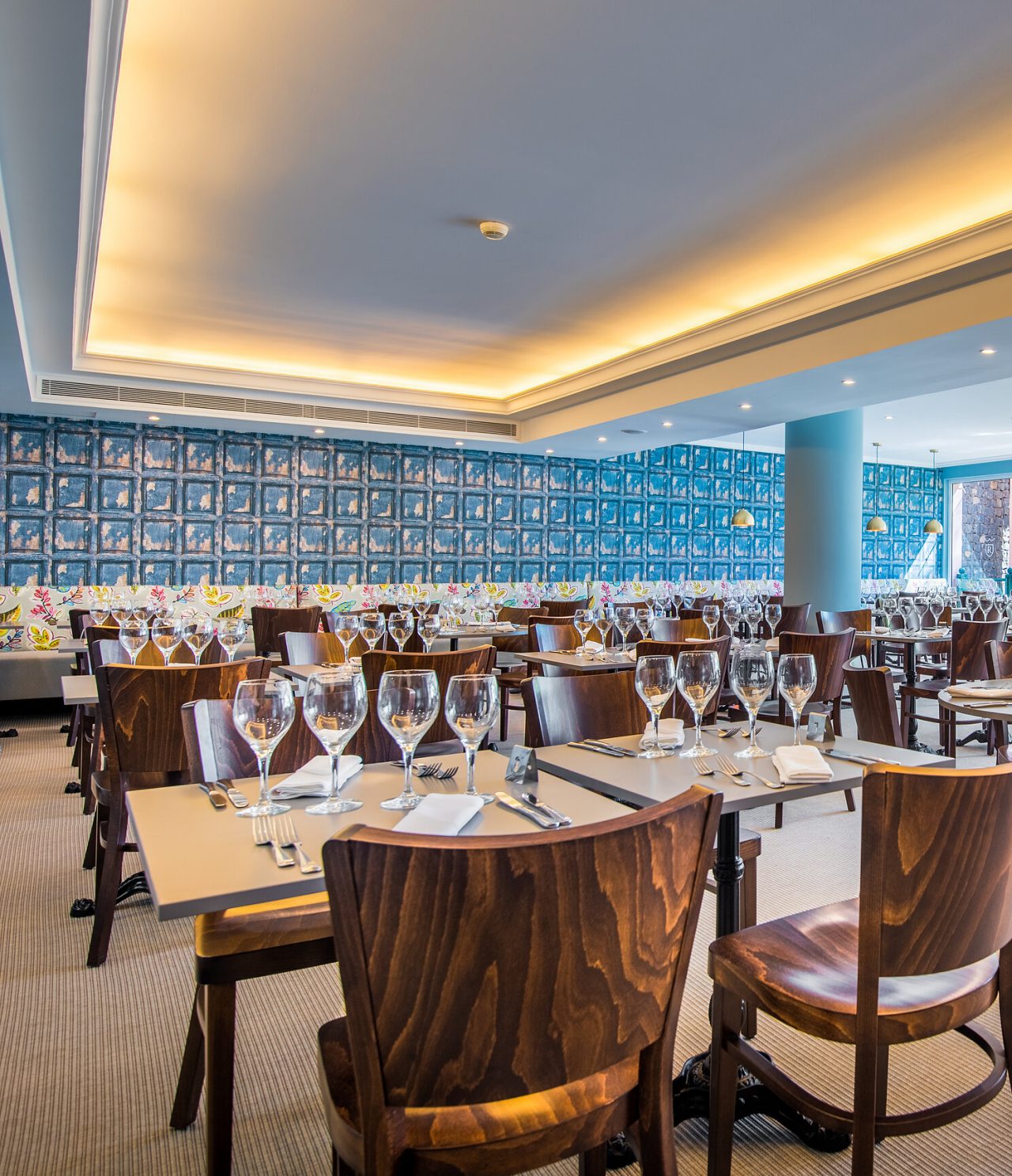 El restaurante Campo de Fiori, del Hotel 5 Estrellas en Funchal, tiene un espacio amplio con paredes de colores