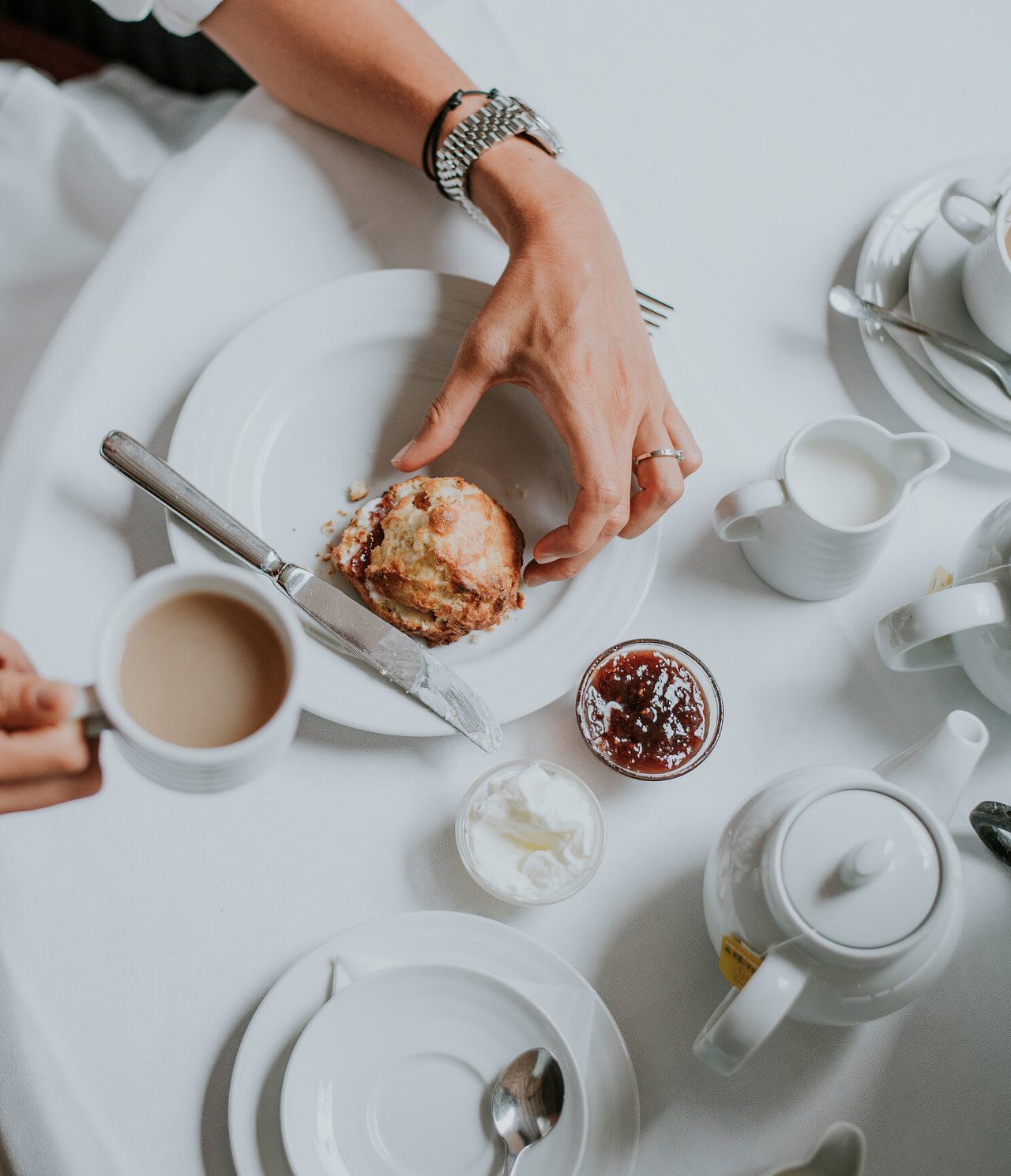 El restaurante A Vila del hotel romántico en Funchal, Madeira, tiene una mesa con café, scone y mermelada