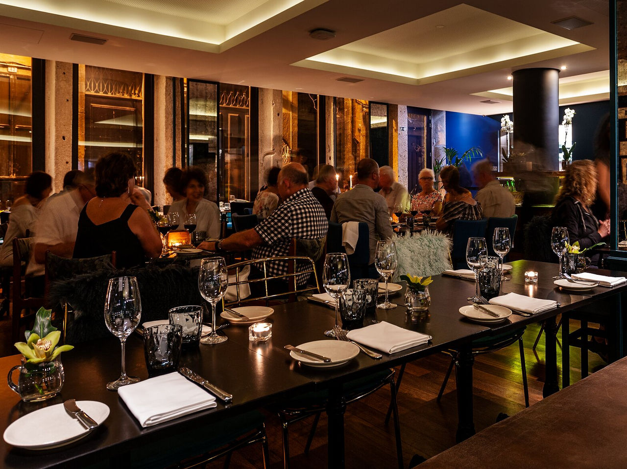 El restaurante Rib Beef & Wine del hotel 5 estrellas en el centro de Oporto, tiene mesas grandes para comidas con amigos